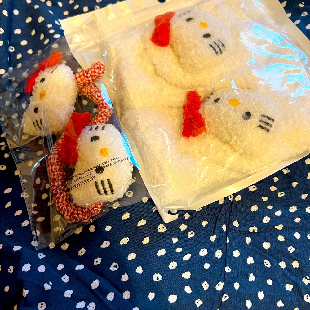 NWOT: 2 piece set hello kitty gloves and pony tail scrunchie please read below